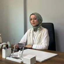 Kl. Psk. Ayşenur Yiğit Aslan — Psikoloji, Kocaeli. Portre fotoğrafı.