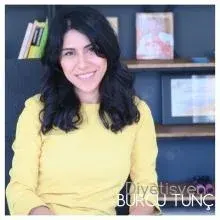 Dyt. Burcu Tunç — Diyetisyen, İstanbul. Portre fotoğrafı.