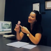 Uzm. Dt. Mehtap Zorlu Gölge — Endodonti. Portre fotoğrafı.