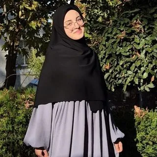 Psk. Dan. İrem Sezer — Psikolojik Danışma ve Rehberlik. Portre fotoğrafı.