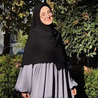 Psk. Dan. İrem Sezer — Psikolojik Danışma ve Rehberlik. Portre fotoğrafı.
