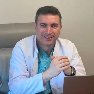 Uzm. Dr. Enis Biçerer — İstanbul. Portre fotoğrafı.