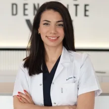 Uzm. Dt. Elif Dilay Ünal — Periodontoloji, İzmir. Portre fotoğrafı.