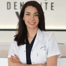Uzm. Dt. Elif Dilay Ünal — Periodontoloji, İzmir. Portre fotoğrafı.