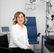 Prof. Dr. Yonca Aydın Akova — Göz Hastalıkları, Ankara. Portre fotoğrafı.