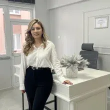 Dt. Pınar İhtiyar — Diş Hekimi, Samsun. Portre fotoğrafı.