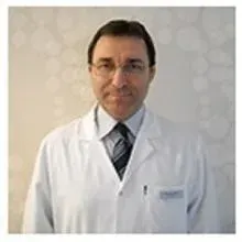 Uzm. Dr. Erdal Yucel — Fiziksel Tıp Ve Rehabilitasyon, İstanbul. Portre fotoğrafı.