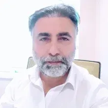 Doç. Dr. Miktat Kaya — Beyin Ve Sinir Cerrahisi, İstanbul. Portre fotoğrafı.