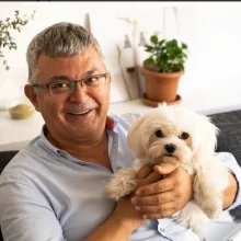 Dr. Nedim Budakoğlu — Sertifikalı Medikal Estetik, İstanbul. Portre fotoğrafı.