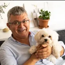 Dr. Nedim Budakoğlu — Sertifikalı Medikal Estetik, İstanbul. Portre fotoğrafı.
