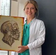 Op. Dr. Duygu İkinci Özan — Kulak Burun Boğaz, İstanbul. Portre fotoğrafı.