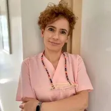 Dt. Efnan Üstün — Diş Hekimi, Çankaya, Ankara. Portre fotoğrafı.