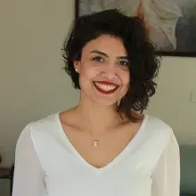 Uzm. Dr. Aybüke Tuğçe Mustan — Çocuk ve Ergen Psikiyatrisi, Mersin. Portre fotoğrafı.