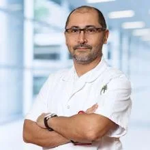 Op. Dr. Özgür Yücel — Çocuk Cerrahisi, İstanbul. Portre fotoğrafı.