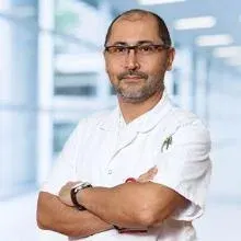 Op. Dr. Özgür Yücel — Çocuk Cerrahisi, İstanbul. Portre fotoğrafı.