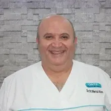Dr. Dt. Mertol Akın — İzmir. Portre fotoğrafı.