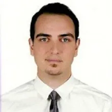 Dt. Emre Ersaçan — Diş Hekimi, İzmir. Portre fotoğrafı.
