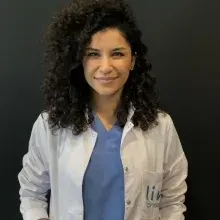 Dr. Öğr. Üyesi Aslı Datlı — Plastik Rekonstrüktif Ve Estetik Cerrahi, Beşiktaş, İstanbul. Portre fotoğrafı.