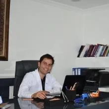Dt. Kadir Özgül — Diş Hekimi, Ankara. Portre fotoğrafı.