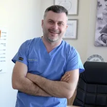 Doç. Dr. Muzaffer Temür — Kadın Hastalıkları Ve Doğum, Bursa. Portre fotoğrafı.