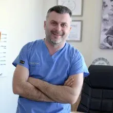 Doç. Dr. Muzaffer Temür — Kadın Hastalıkları Ve Doğum, Bursa. Portre fotoğrafı.