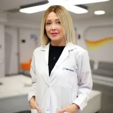Op. Dr. Pelin Çelemler — Göz Hastalıkları, İzmir. Portre fotoğrafı.