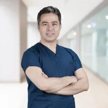 Doç. Dr. Yüksel Kankaya — Plastik Rekonstrüktif Ve Estetik Cerrahi, Ankara. Portre fotoğrafı.