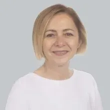Op. Dr. Güzin Yıldırım — Göz Hastalıkları, İstanbul. Portre fotoğrafı.