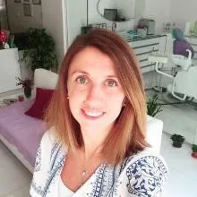 Dr. Dt. Havva Sevil Ece Çakır — Manisa. Portre fotoğrafı.