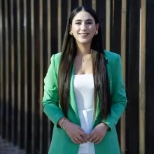 Uzm. Psk. Simge Özgünay — Psikoloji, Adana. Portre fotoğrafı.
