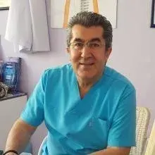 Dt. Hıdır Ulucan — Diş Hekimi, İzmir. Portre fotoğrafı.