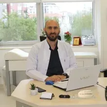 Doç. Dr. Erkan Kayıkçıoğlu — Tıbbi Onkoloji, İstanbul. Portre fotoğrafı.