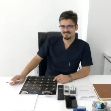 Dt. Mehmet Arıkan — Diş Hekimi, Bursa. Portre fotoğrafı.