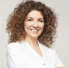 Uzm. Dr. Şeyda Bayraktaroğlu — Dermatoloji, Antalya. Portre fotoğrafı.