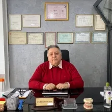 Dt. Korhan Sayar — Diş Hekimi, İstanbul. Portre fotoğrafı.