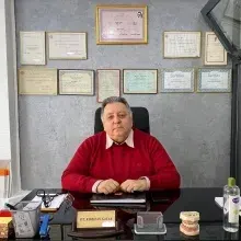 Dt. Korhan Sayar — Diş Hekimi, İstanbul. Portre fotoğrafı.