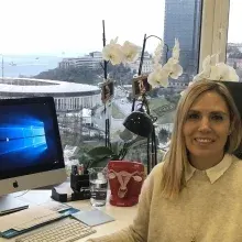 Op. Dr. Emine Özel Taşhan — İstanbul. Portre fotoğrafı.