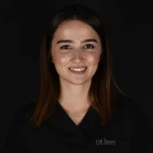Dt. İrem Çelebi — Diş Hekimi, Bursa. Portre fotoğrafı.
