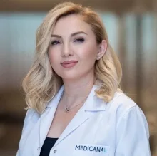 Op. Dr. Funda Öztürk — Kadın Hastalıkları Ve Doğum, Ataşehir, İstanbul. Portre fotoğrafı.