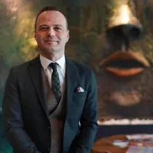 Op. Dr. Ercan Demirbağ — Plastik Rekonstrüktif Ve Estetik Cerrahi, İstanbul. Portre fotoğrafı.