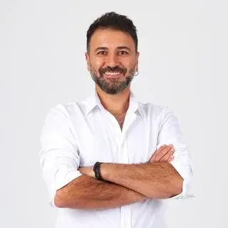Dt. Mehmet Yiğit — Diş Hekimi, İstanbul. Portre fotoğrafı.