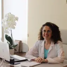 Uzm. Dr. Dilek Akça Erzengin — Dermatoloji. Portre fotoğrafı.