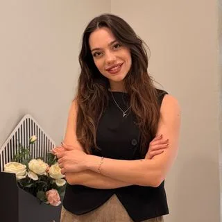 Psk. Tuana Özbek — Psikoloji, İzmir. Portre fotoğrafı.