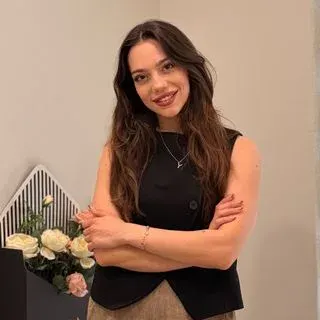 Psk. Tuana Özbek — Psikoloji, İzmir. Portre fotoğrafı.