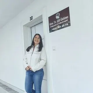 Uzm. Dr. Elif Üstüner — Psikiyatri, Antalya. Portre fotoğrafı.