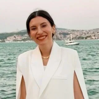Psk. Buse Akyollu — Psikoloji, İstanbul. Portre fotoğrafı.