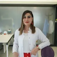 Dt. Nihal Bozbey — Diş Hekimi, Kayseri. Portre fotoğrafı.