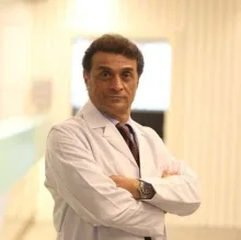 Prof. Dr. Mustafa Bozbuğa — Beyin Ve Sinir Cerrahisi, Ümraniye, İstanbul. Portre fotoğrafı.