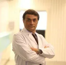 Prof. Dr. Mustafa Bozbuğa — Beyin Ve Sinir Cerrahisi, Ümraniye, İstanbul. Portre fotoğrafı.