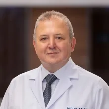 Uzm. Dr. Bülent Çetinol — İç Hastalıkları, Bakırköy, İstanbul. Portre fotoğrafı.